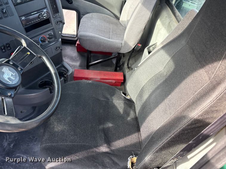 image for item FG1006 2016 Mack CXU613 semi truck