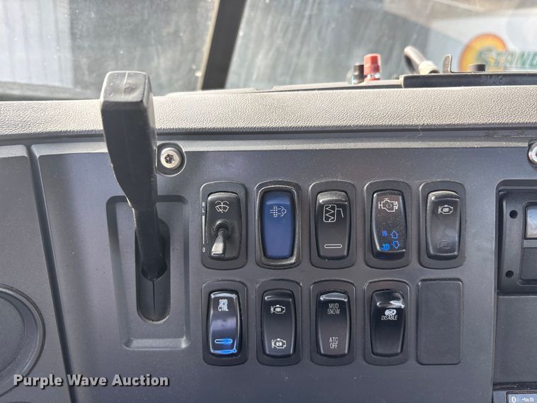 image for item FG1006 2016 Mack CXU613 semi truck