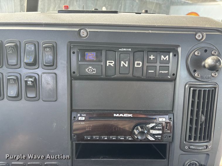 image for item FG1006 2016 Mack CXU613 semi truck