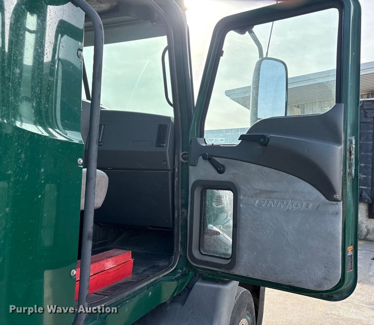 image for item FG1006 2016 Mack CXU613 semi truck