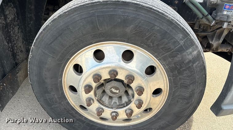 image for item FG1006 2016 Mack CXU613 semi truck