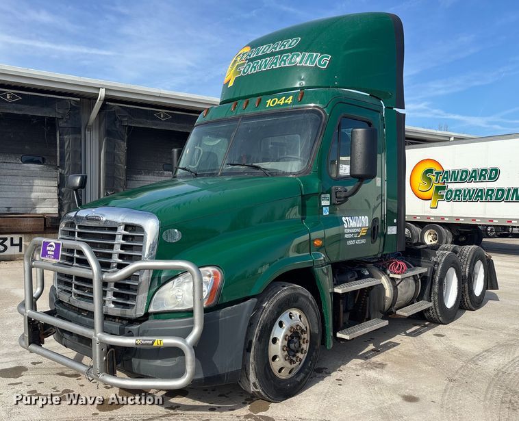 image for item FG1007 2017 Freightliner Cascadia 125 semi truck