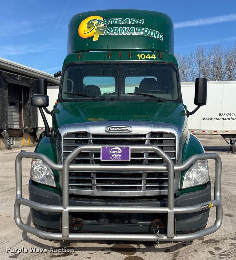 image for item FG1007 2017 Freightliner Cascadia 125 semi truck