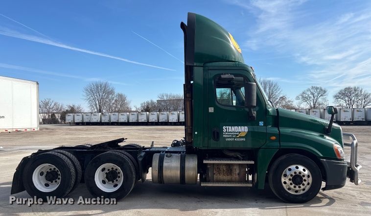 image for item FG1007 2017 Freightliner Cascadia 125 semi truck