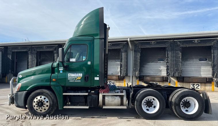 image for item FG1007 2017 Freightliner Cascadia 125 semi truck