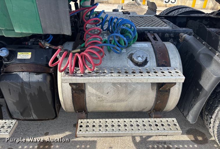 image for item FG1007 2017 Freightliner Cascadia 125 semi truck