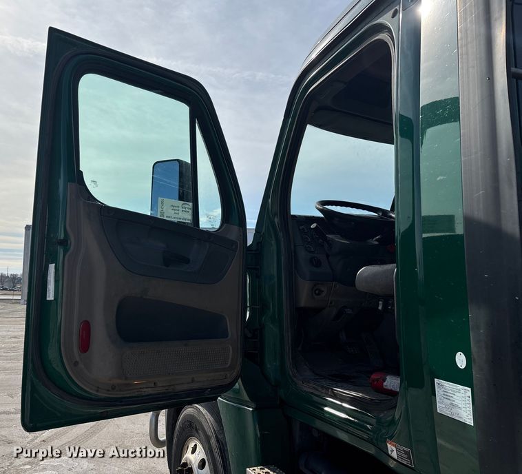 image for item FG1007 2017 Freightliner Cascadia 125 semi truck
