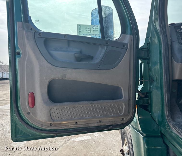 image for item FG1007 2017 Freightliner Cascadia 125 semi truck