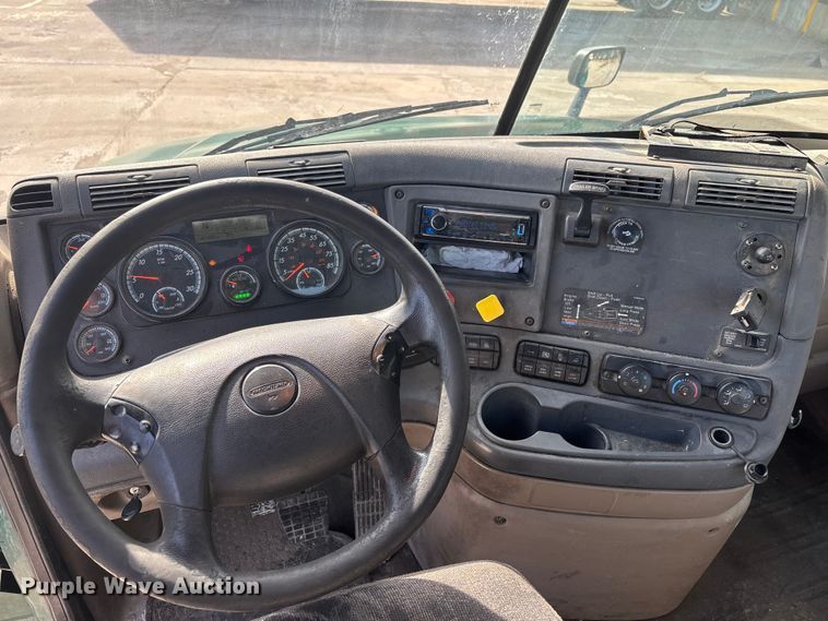 image for item FG1007 2017 Freightliner Cascadia 125 semi truck