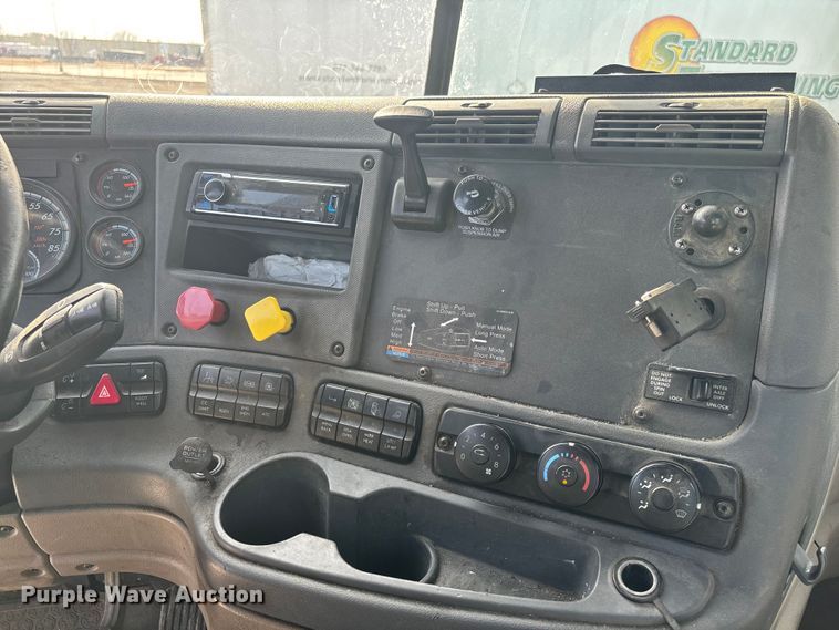 image for item FG1007 2017 Freightliner Cascadia 125 semi truck