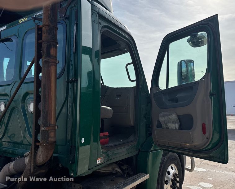 image for item FG1007 2017 Freightliner Cascadia 125 semi truck