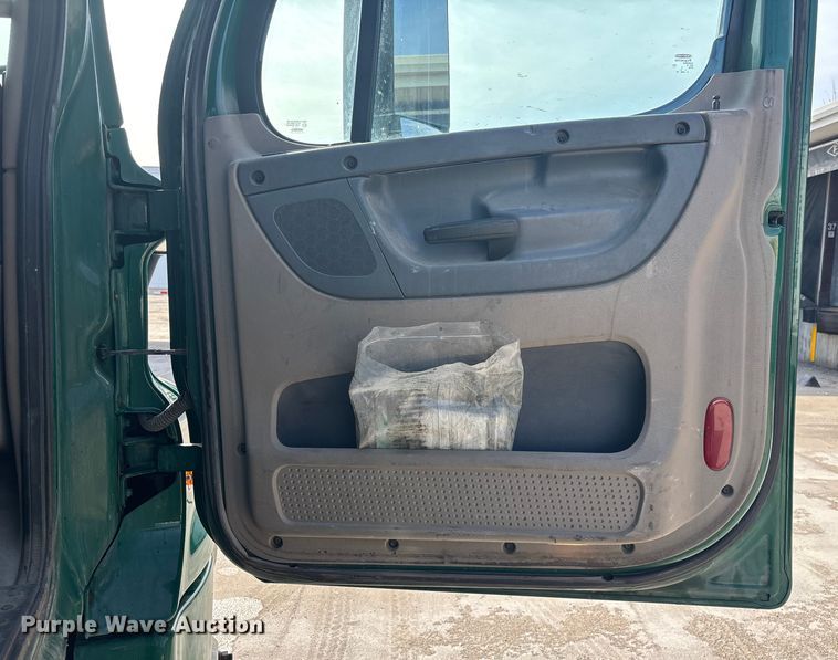 image for item FG1007 2017 Freightliner Cascadia 125 semi truck