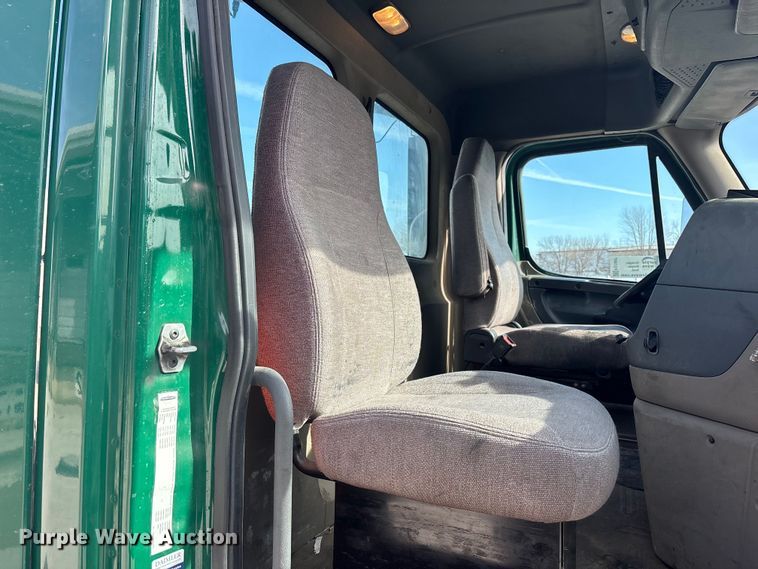 image for item FG1007 2017 Freightliner Cascadia 125 semi truck