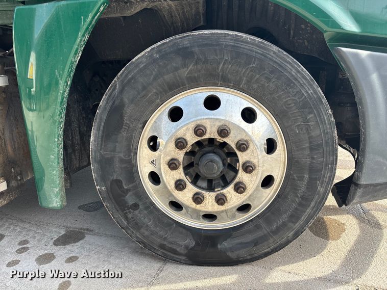 image for item FG1007 2017 Freightliner Cascadia 125 semi truck