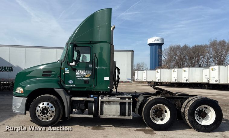 image for item FG1008 2016 Mack CXU613 semi truck