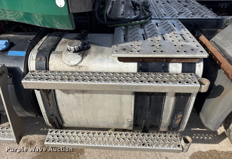 image for item FG1008 2016 Mack CXU613 semi truck