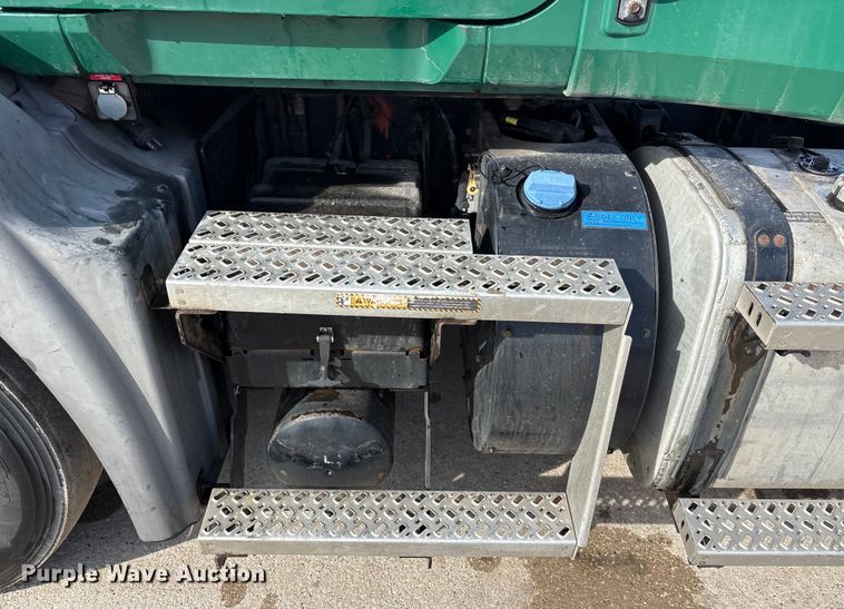 image for item FG1008 2016 Mack CXU613 semi truck