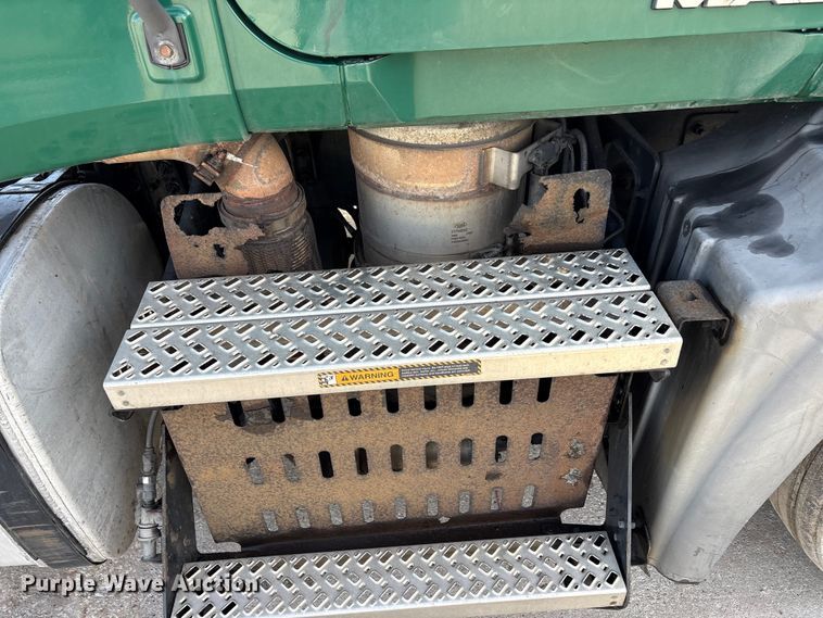 image for item FG1008 2016 Mack CXU613 semi truck