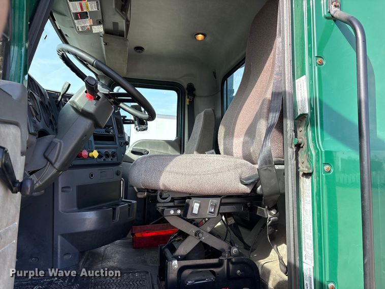 image for item FG1008 2016 Mack CXU613 semi truck