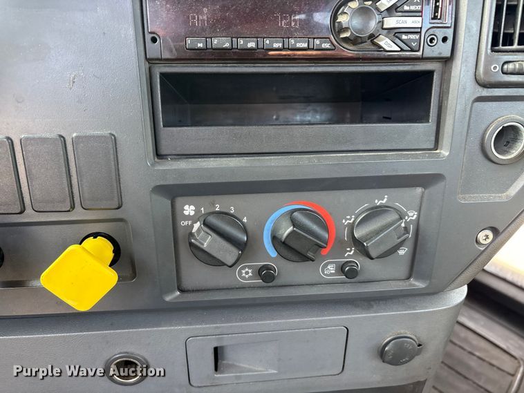 image for item FG1008 2016 Mack CXU613 semi truck