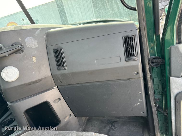 image for item FG1008 2016 Mack CXU613 semi truck