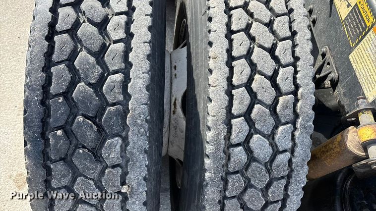 image for item FG1008 2016 Mack CXU613 semi truck