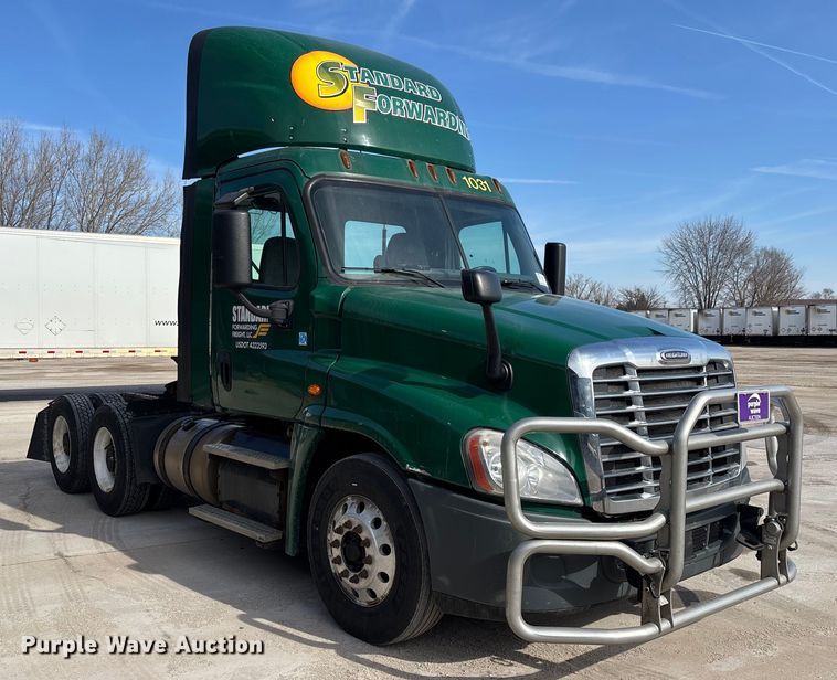 image for item FG1009 2017 Freightliner Cascadia 125 semi truck