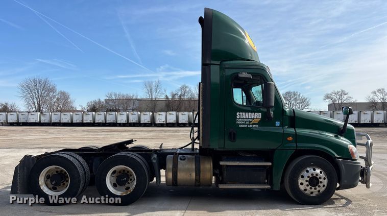 image for item FG1009 2017 Freightliner Cascadia 125 semi truck