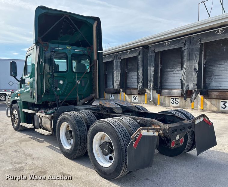 image for item FG1009 2017 Freightliner Cascadia 125 semi truck