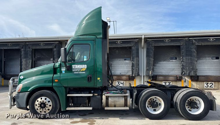 image for item FG1009 2017 Freightliner Cascadia 125 semi truck