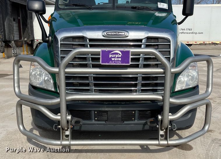 image for item FG1009 2017 Freightliner Cascadia 125 semi truck