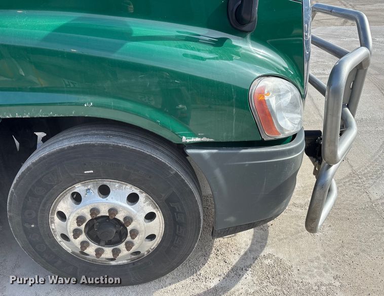 image for item FG1009 2017 Freightliner Cascadia 125 semi truck