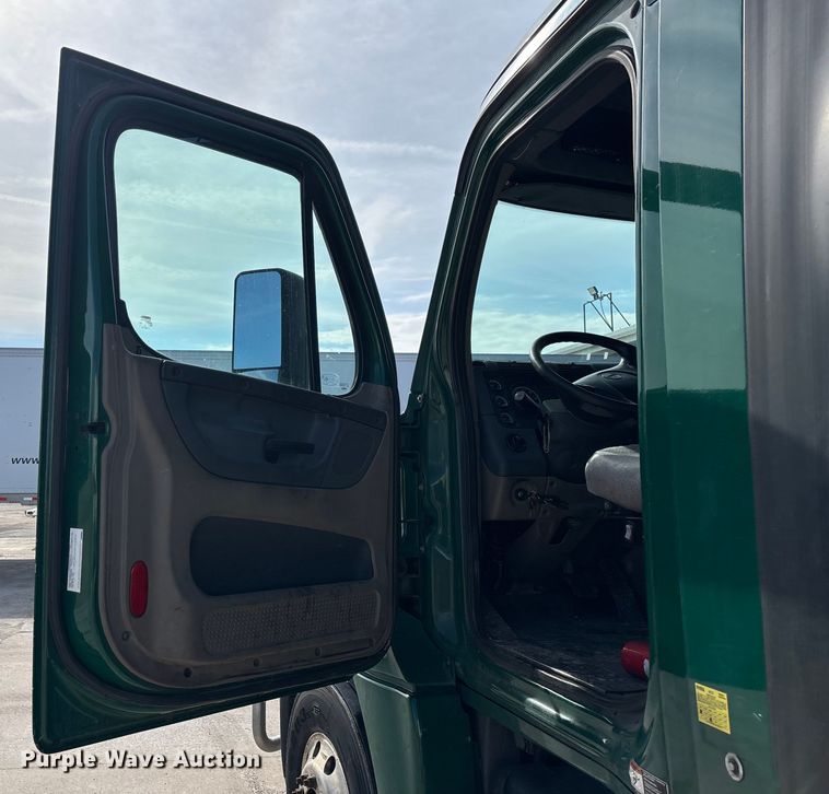 image for item FG1009 2017 Freightliner Cascadia 125 semi truck