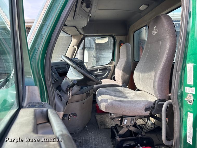 image for item FG1009 2017 Freightliner Cascadia 125 semi truck