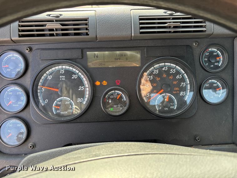 image for item FG1009 2017 Freightliner Cascadia 125 semi truck