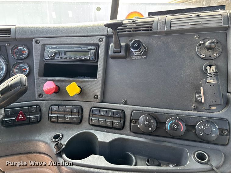 image for item FG1009 2017 Freightliner Cascadia 125 semi truck