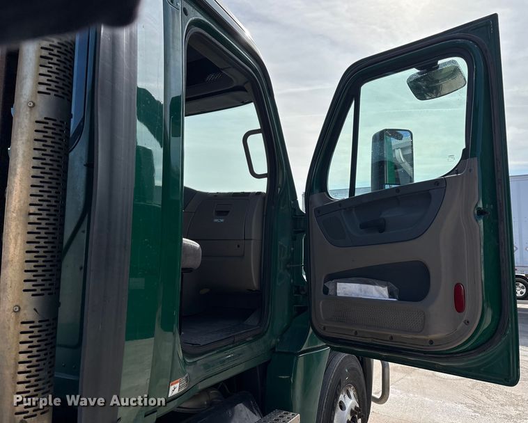 image for item FG1009 2017 Freightliner Cascadia 125 semi truck