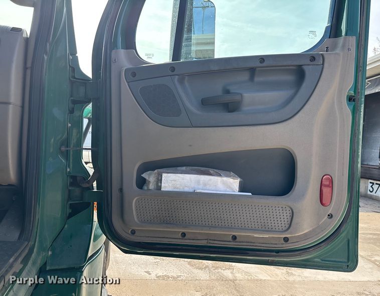 image for item FG1009 2017 Freightliner Cascadia 125 semi truck