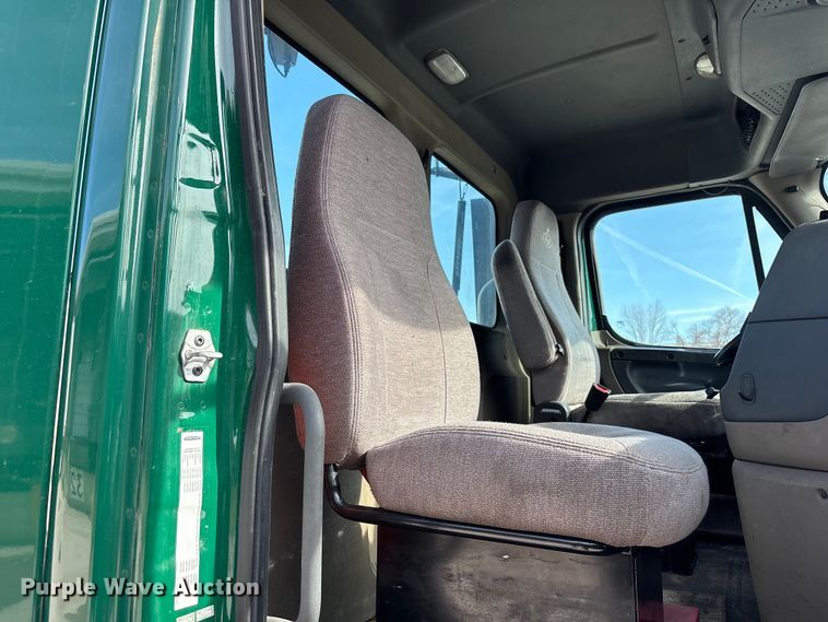 image for item FG1009 2017 Freightliner Cascadia 125 semi truck