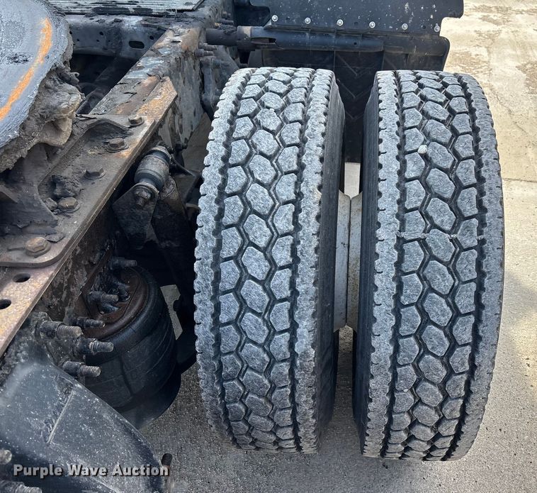 image for item FG1009 2017 Freightliner Cascadia 125 semi truck