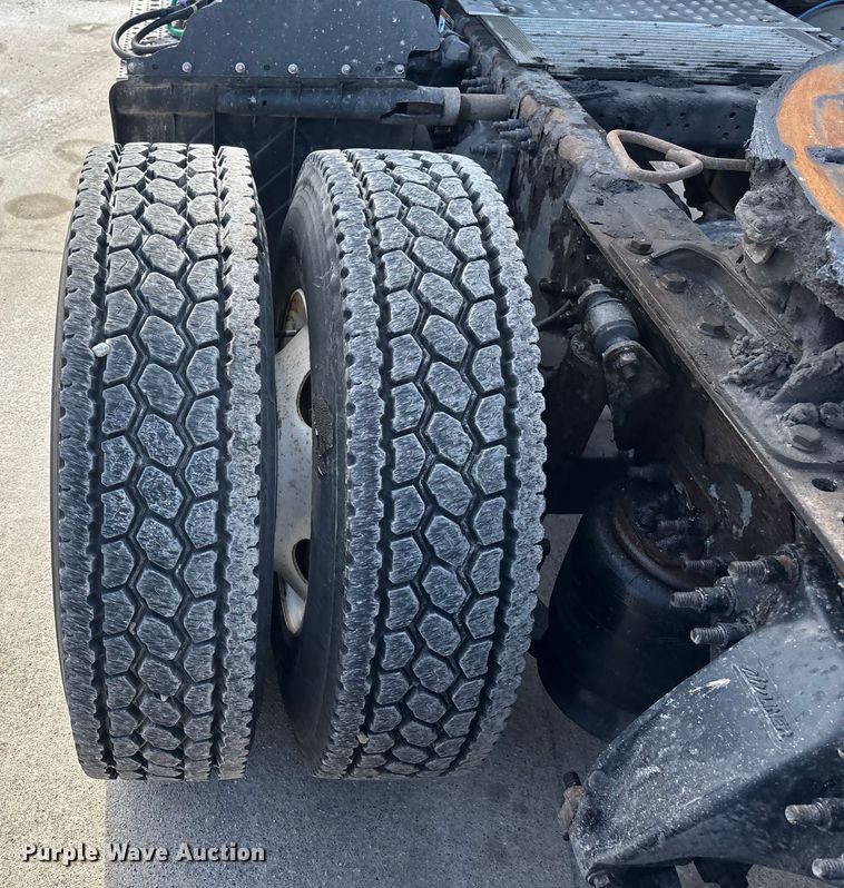 image for item FG1009 2017 Freightliner Cascadia 125 semi truck