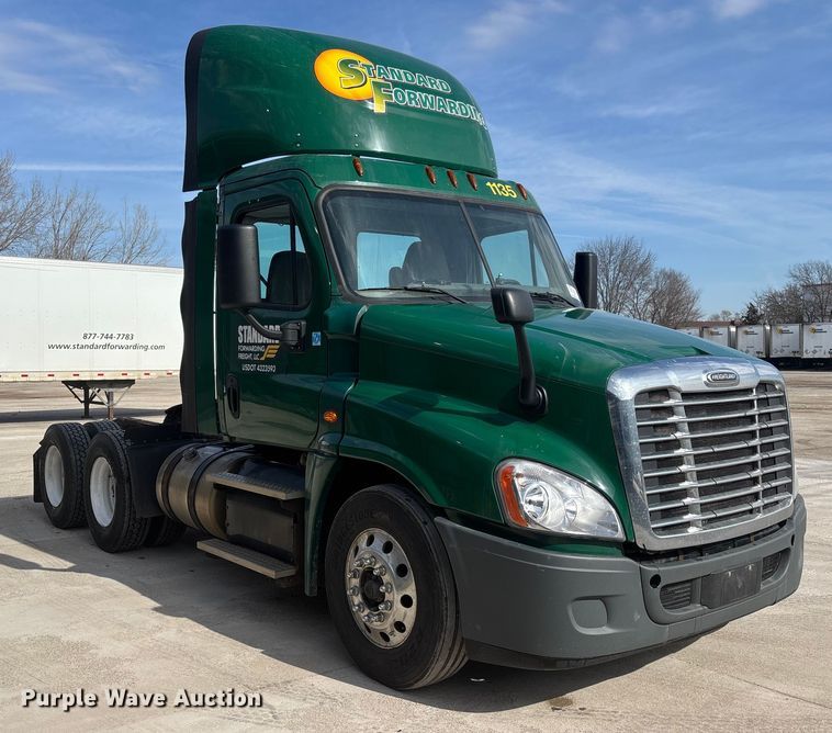 image for item FG1011 2017 Freightliner Cascadia 125 semi truck