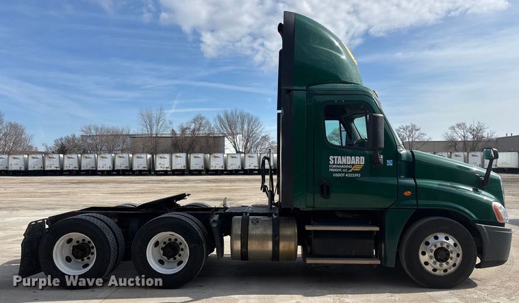 image for item FG1011 2017 Freightliner Cascadia 125 semi truck