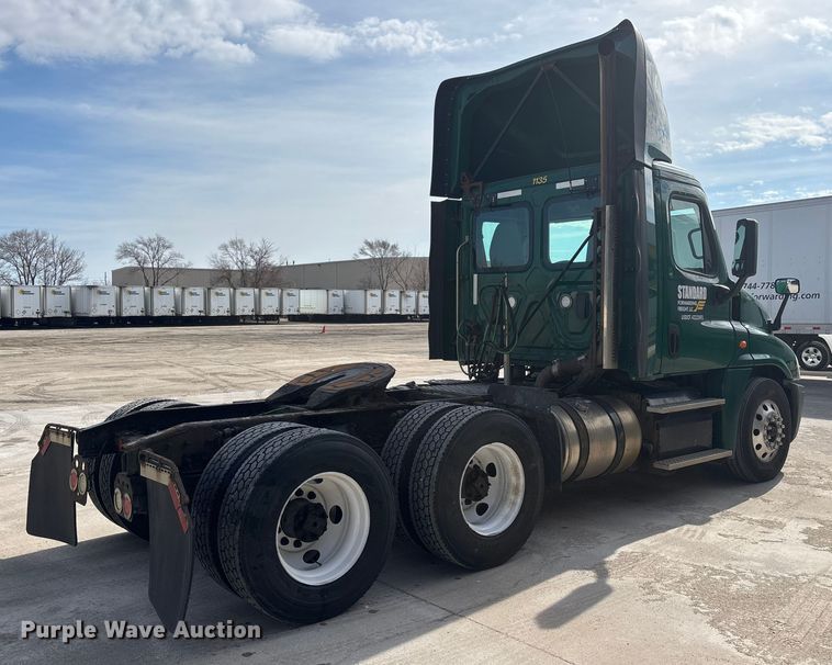 image for item FG1011 2017 Freightliner Cascadia 125 semi truck