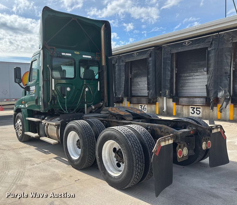 image for item FG1011 2017 Freightliner Cascadia 125 semi truck