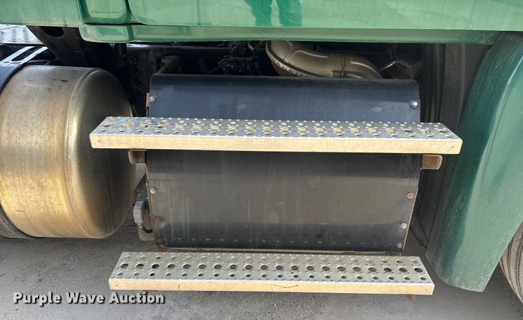 image for item FG1011 2017 Freightliner Cascadia 125 semi truck