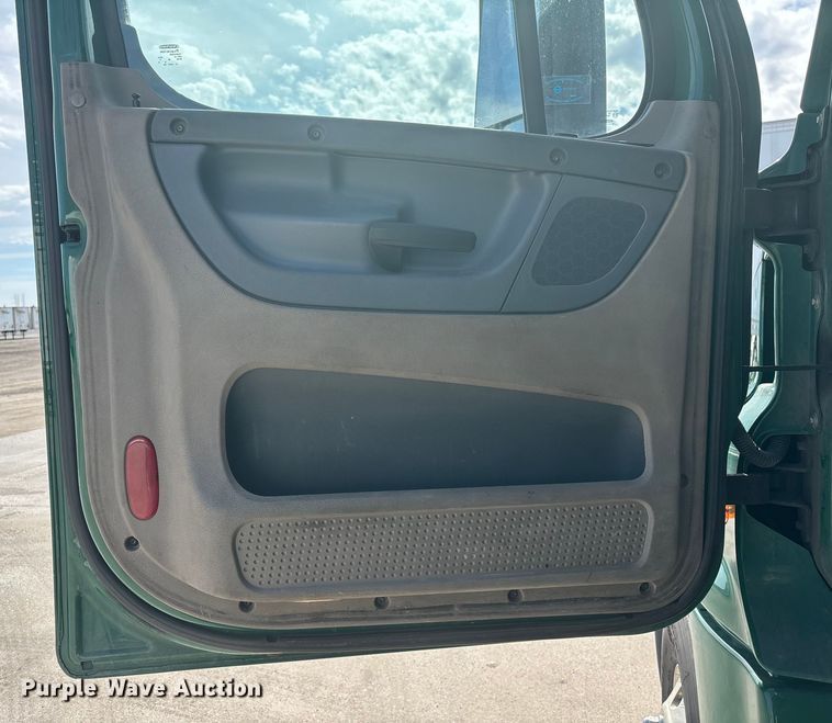 image for item FG1011 2017 Freightliner Cascadia 125 semi truck