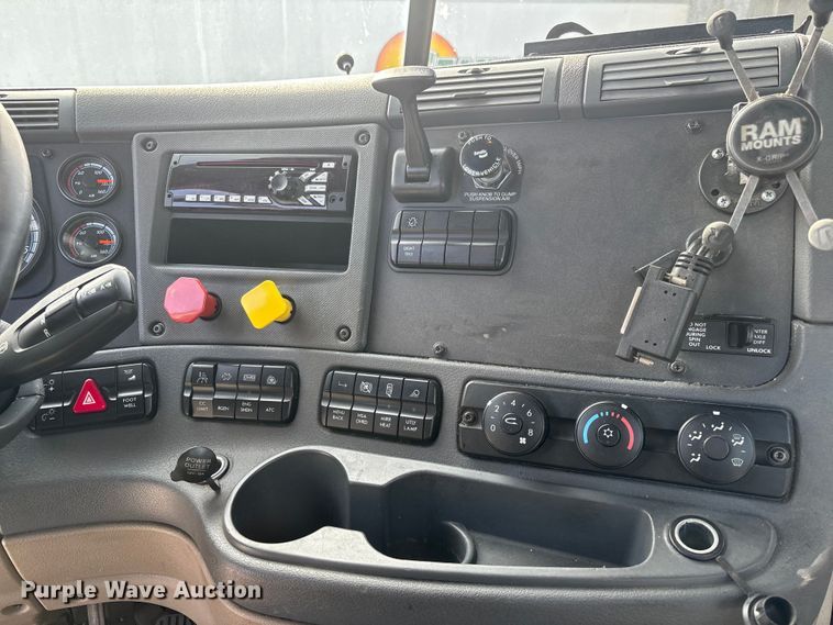 image for item FG1011 2017 Freightliner Cascadia 125 semi truck