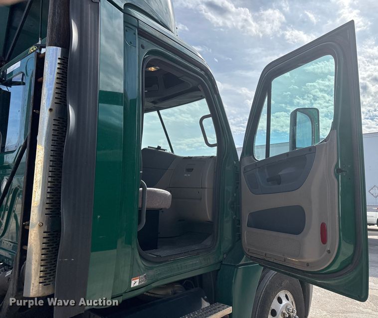 image for item FG1011 2017 Freightliner Cascadia 125 semi truck