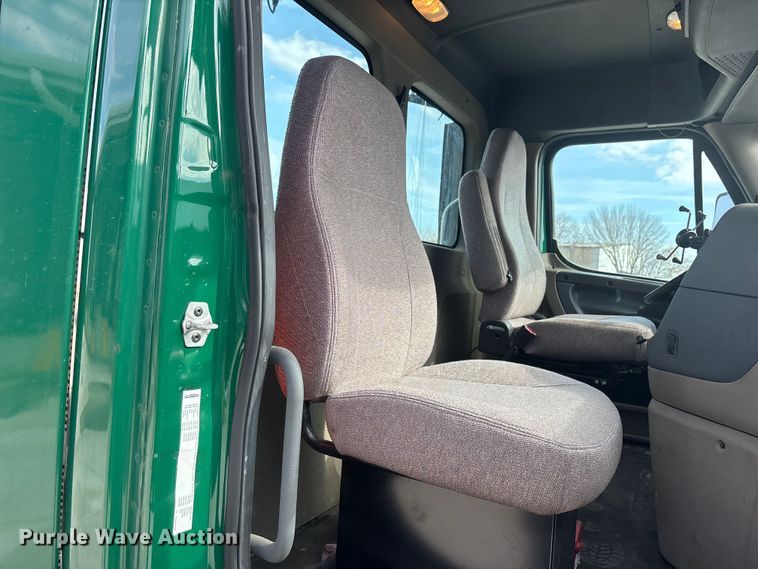 image for item FG1011 2017 Freightliner Cascadia 125 semi truck